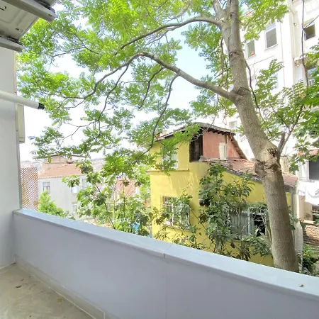 Flat Within Walking Distance To Taksim Square Lägenhet